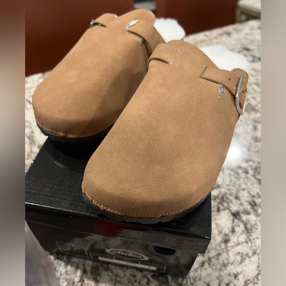 Fur lined clogs😍 - Picture 2 of 4